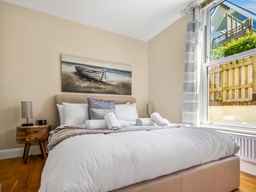 荷尼湾Pass the Keys Jarrahdale Beach House - Stunning Luxurious Holiday Pad by the sea的一间卧室设有一张大床和一个窗户。