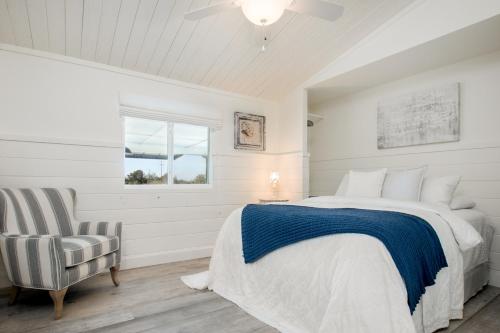 SageThe Bunk House的白色卧室配有床和椅子