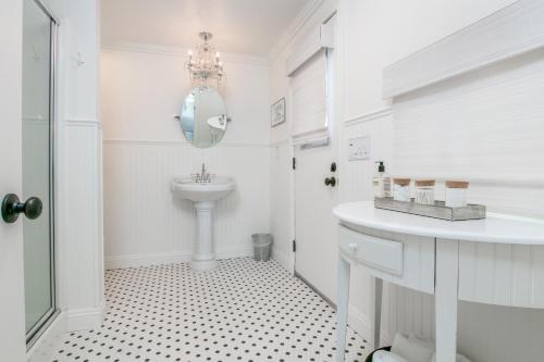 SageThe Bunk House的白色的浴室设有水槽和镜子