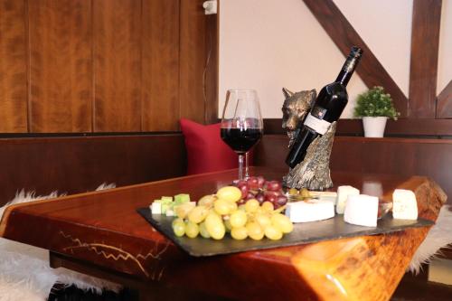 金斯海姆-古斯塔夫斯堡韦恩豪斯威德曼酒店的一张桌子,上面放着一杯葡萄酒和一盘葡萄