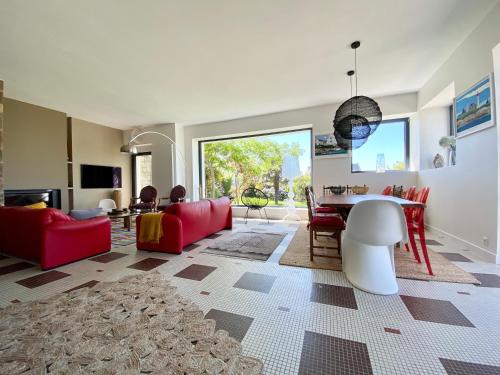 贝诺代Superbe villa vue sur mer, corniche de la plage的客厅配有红色的沙发和桌子