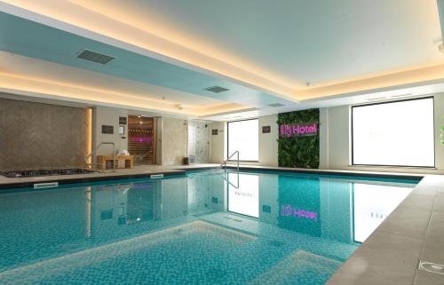 莱瑟姆-圣安妮Hy Hotel Lytham St Annes BW Premier Collection的在酒店房间的一个大型游泳池