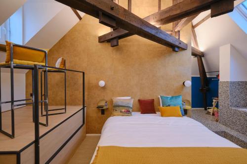MaillenDomaine de Ronchinne - Insolites的一间卧室配有一张带色彩缤纷枕头的大床