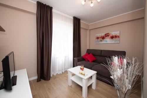 奥帕提亚Apartman Sanja Opatija的客厅配有沙发和桌子