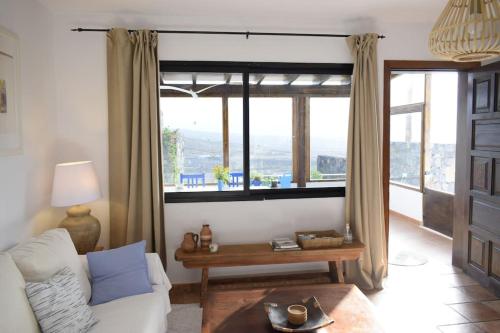 TabayescoCasa SocAire. Naturaleza, mar, paz, relax.的带沙发和大窗户的客厅