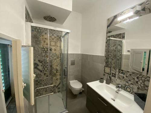 莫诺波利Tenuta Lamanna的带淋浴、卫生间和盥洗盆的浴室