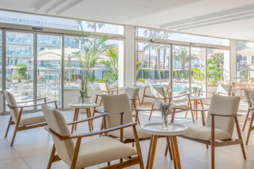 坎帕斯蒂利亚赫里奥马略卡酒店公寓的客房设有桌椅和窗户。