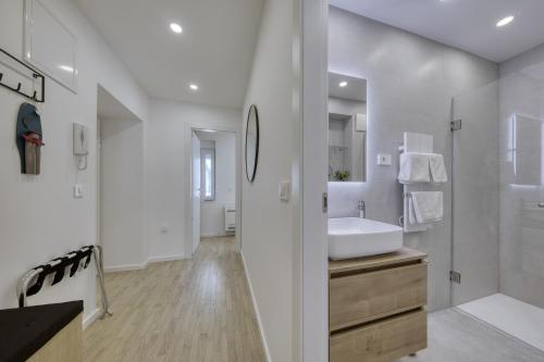 扎达尔Sidra city apartment的白色的浴室设有水槽和镜子