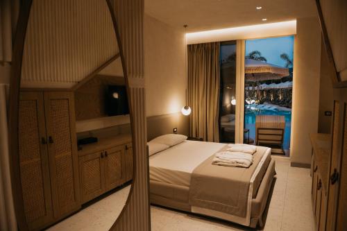 LalëzElite Bay Hotel Lalez Durres的一间卧室配有一张床,享有度假胜地的景色