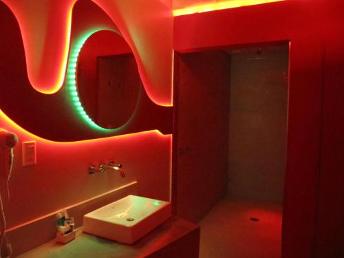 布宜诺斯艾利斯Uman Hotel -Motel-的红色的浴室设有水槽和镜子