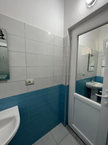 维利波吉Bianca Apartments的一间带水槽、卫生间和镜子的浴室