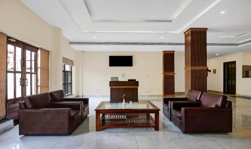 瓦拉纳西Treebo Trend Little Budhha的客厅配有两张沙发和一张咖啡桌