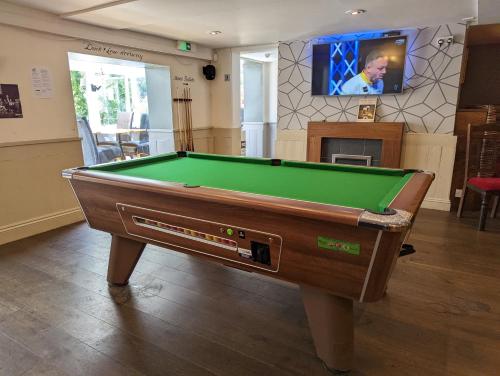 特鲁罗Barley Sheaf, Old Bridge Street EN SUITE ROOMS, ROOM ONLY的客厅设有一张台球桌,配有电视。