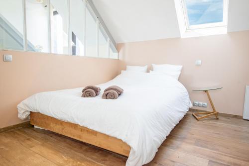 吉代勒Loft cosy et lumineux, centre bourg par Groom*的卧室配有带毛巾的大型白色床