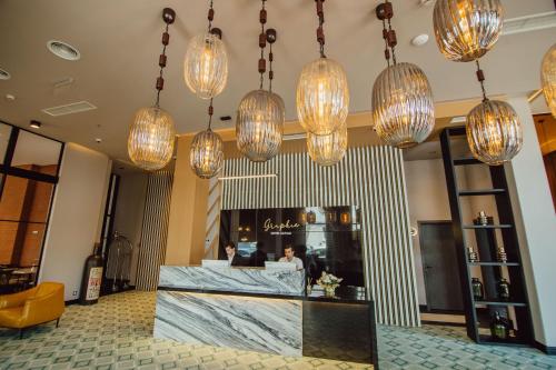 巴统Graphic Hotel Batumi的餐厅天花板上挂着灯
