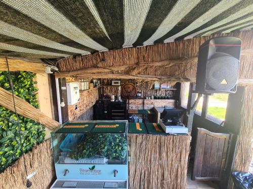 旧瓦马SupVamaVeche的带有吧台和扬声器的食品车