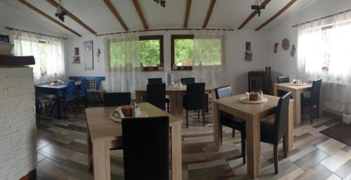 布朗Casa langa rau的用餐室设有桌椅和窗户。