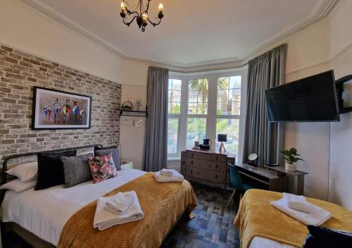 雷德鲁斯Lansdowne Simply Stay的一间酒店客房,设有两张床和电视
