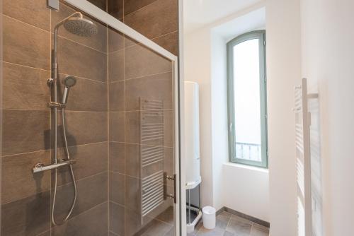 波城Appartements centre-ville - Wifi - Cuisine tout équipée - Lave-linge的带淋浴的浴室和玻璃门