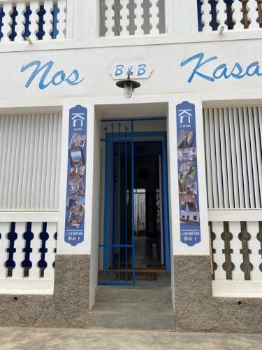 萨尔雷Nos Kasa的门到建筑物,上面有没有卡基斯的标志