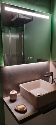 圣路易斯Ô Pationato的一间带水槽和镜子的浴室