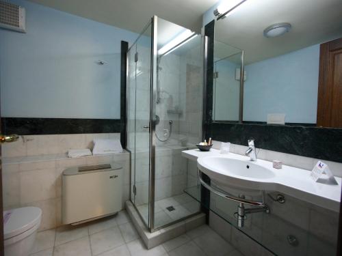 莱切卡萨德梅尔坎蒂区别墅酒店的带淋浴、盥洗盆和卫生间的浴室