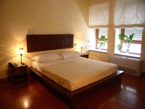莱切卡萨德梅尔坎蒂区别墅酒店的一间卧室设有一张大床和两个窗户