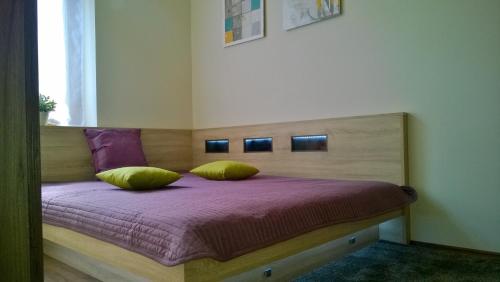 布达佩斯佩图公寓的一张床上有两个枕头的房间