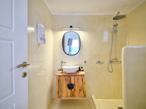 基莫洛斯岛Bonatsa Beach House的一间带水槽和镜子的浴室
