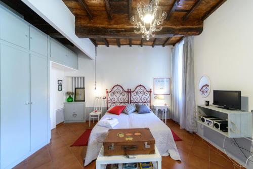 巴尼奥雷焦波丽妮雅住宿加早餐旅馆的一间卧室配有一张大床和木制床头板