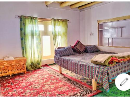 列城amir homestay的一间卧室设有一张床和一个窗口
