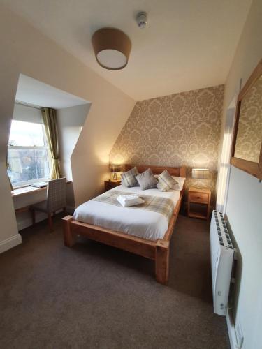 爱丁堡克雷格米勒公园18号旅馆的一间卧室配有一张床和一台电视。