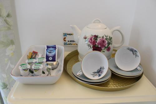 Holly Lodge Country Guest House的咖啡和沏茶工具