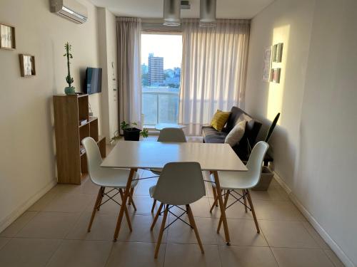 里奥夸尔托Departamento céntrico - Leer condiciones y precio的客厅配有桌椅和沙发