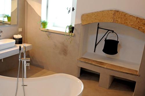 Holiday home La Corte dei Pirri的一间浴室