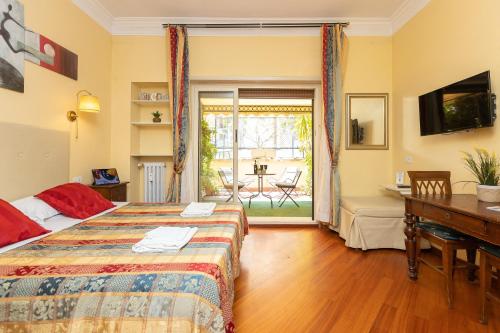 罗马因特诺豪华酒店的一间卧室配有一张床、一张桌子和一张桌子