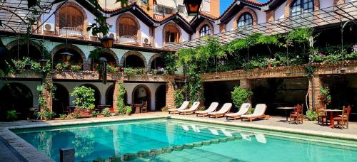 地拉那布提纳青年旅舍的一座建筑的庭院中的游泳池