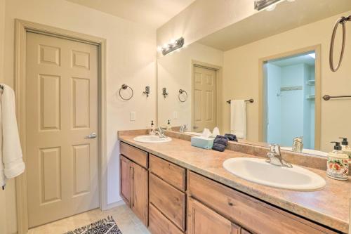 哥伦比亚瀑布Columbia Falls Home with 1-Acre Yard and Views!的一间带两个盥洗盆和大镜子的浴室
