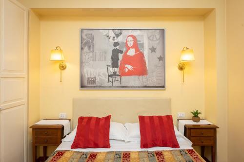 罗马因特诺豪华酒店的卧室配有一张床,墙上挂有绘画作品
