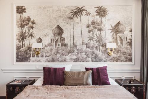 圣埃斯泰夫Château Laffitte Carcasset的一间卧室配有一张壁画床