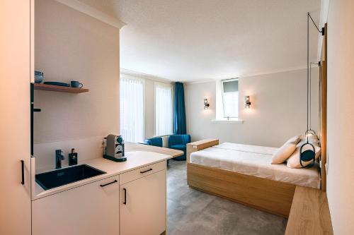栋堡Hotel Villa Vida的卧室配有床和盥洗盆