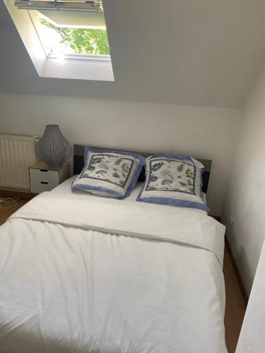 NandyCHAMBRE Cosy的一间卧室配有一张带两个枕头的床