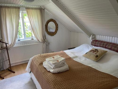 哥德堡Pia's House的一间卧室配有带毛巾的床