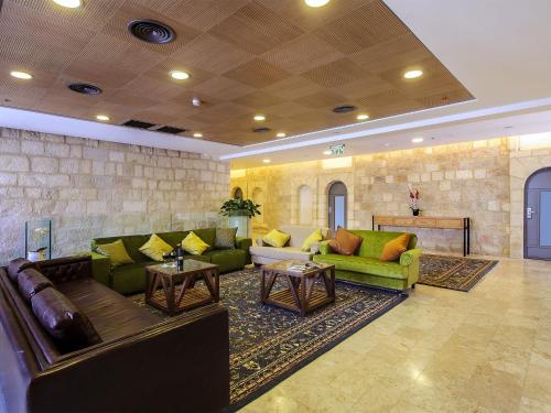 耶路撒冷The Sephardic House Hotel in The Jewish Quarter的带沙发和桌子的大型客厅