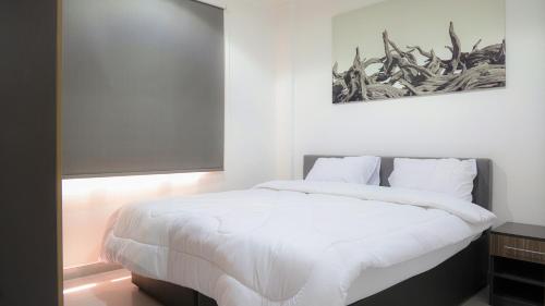 科威特BHomed Furnished Apartments的一间卧室配有一张带白色床单的大床