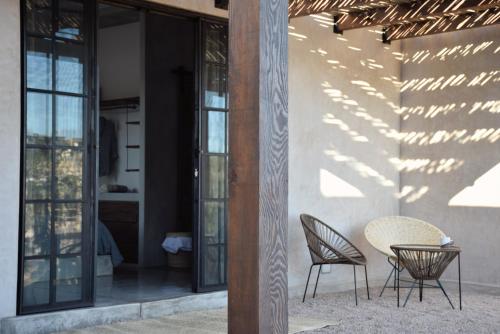 托多斯桑托斯Desierto Azul的庭院配有两把椅子和一张桌子