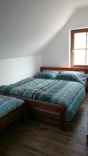 穆捷尼采Vinařství Miroslav Jambor的一间卧室设有一张床和一个窗口
