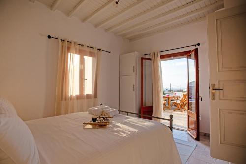 阿诺梅拉Villa Dimitra的一间卧室设有一张床,并有通往庭院的门