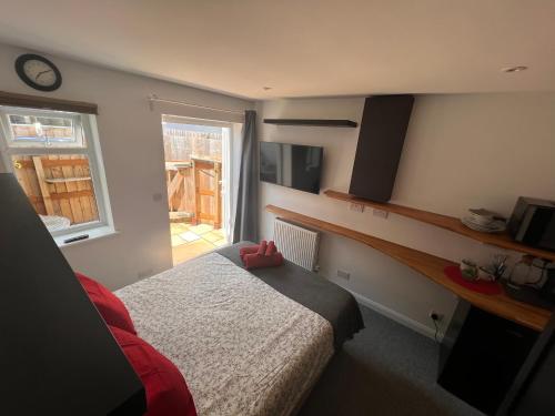 米尔顿凯恩斯Larmins Room的一间小卧室,配有床和窗户