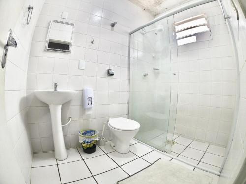 弗洛里亚诺波利斯World Hostel - Canasvieiras的带淋浴、卫生间和盥洗盆的浴室